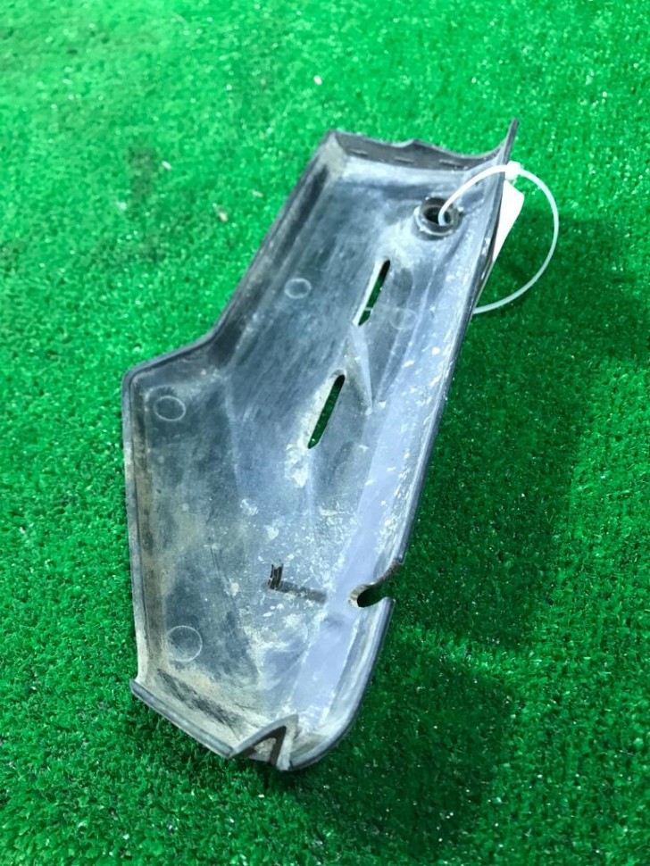 Накладка траверсы Honda Tact AF-24 левая Накладка траверсы Honda Tact AF-24 левая