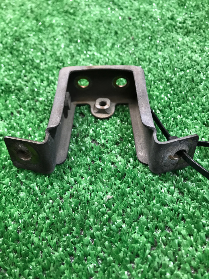 Кронштейн переднего обтекателя Suzuki Sepia NEW