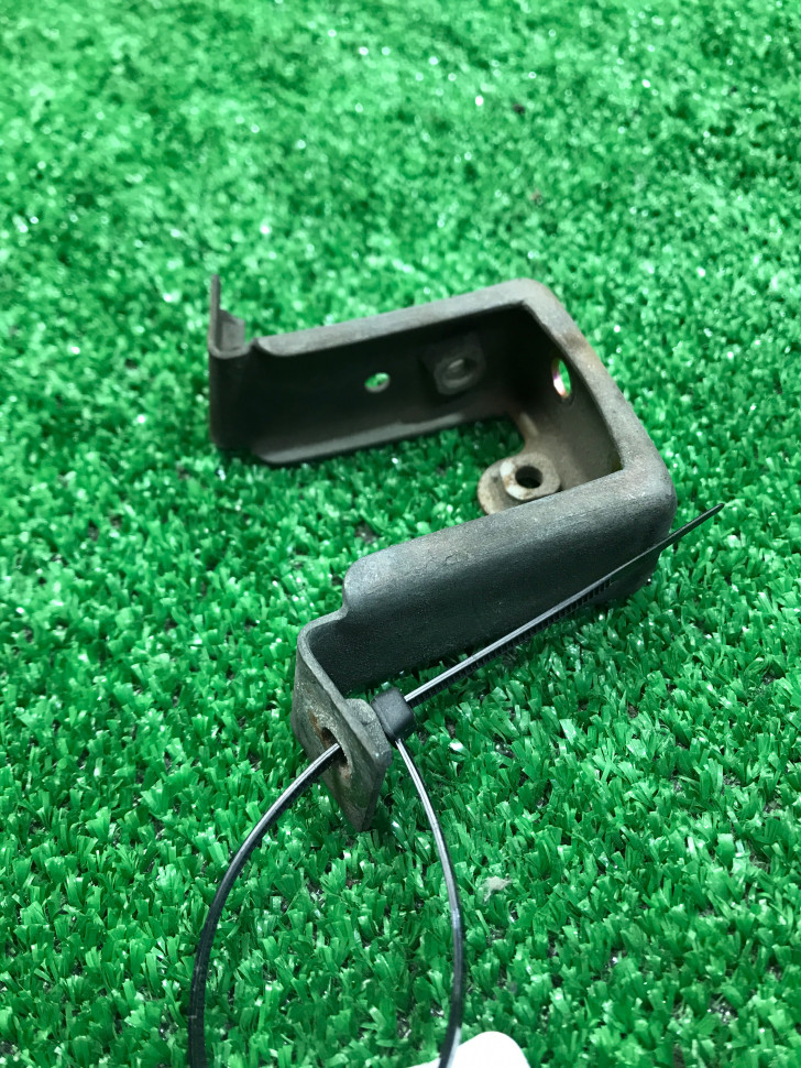 Кронштейн переднего обтекателя Suzuki Sepia NEW