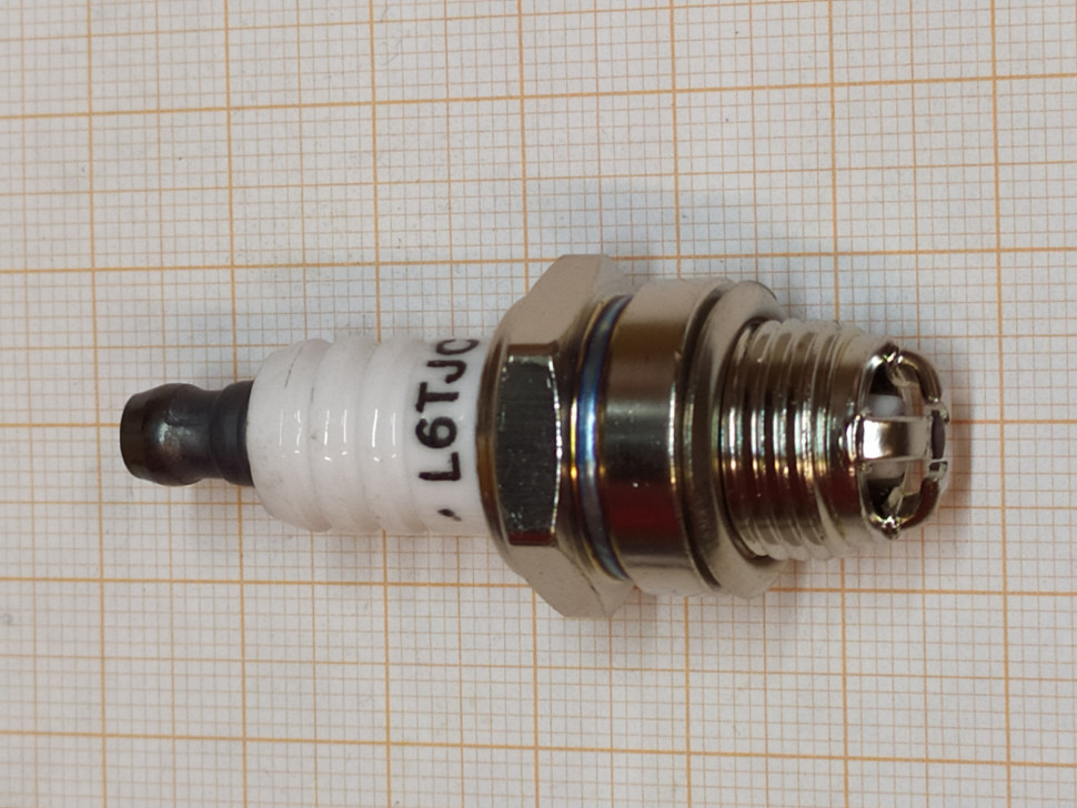 Свеча бензопильная 3-х электродная L6TJC M14*1,25 9,5mm