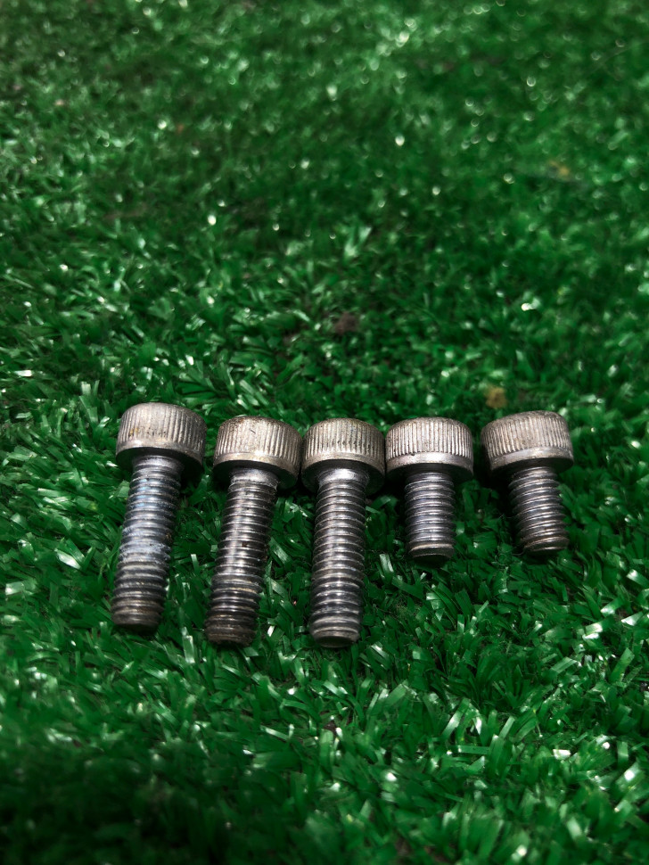 Болты крепления крышки бензобака Kawasaki ZX1000 Ninja ZX-10R 2004