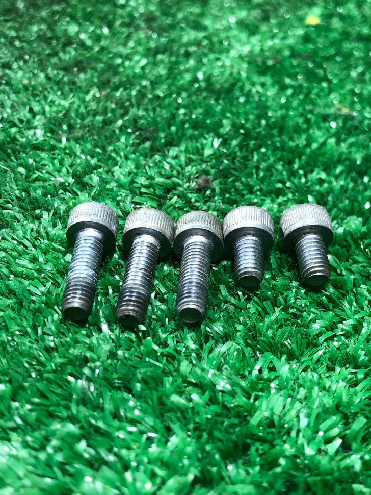 Болты крепления крышки бензобака Kawasaki ZX1000 Ninja ZX-10R 2004