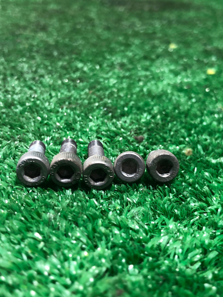 Болты крепления крышки бензобака Kawasaki ZX1000 Ninja ZX-10R 2004