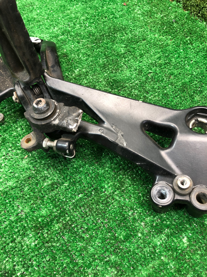 Подножка водителя правая KTM RC 390 2014