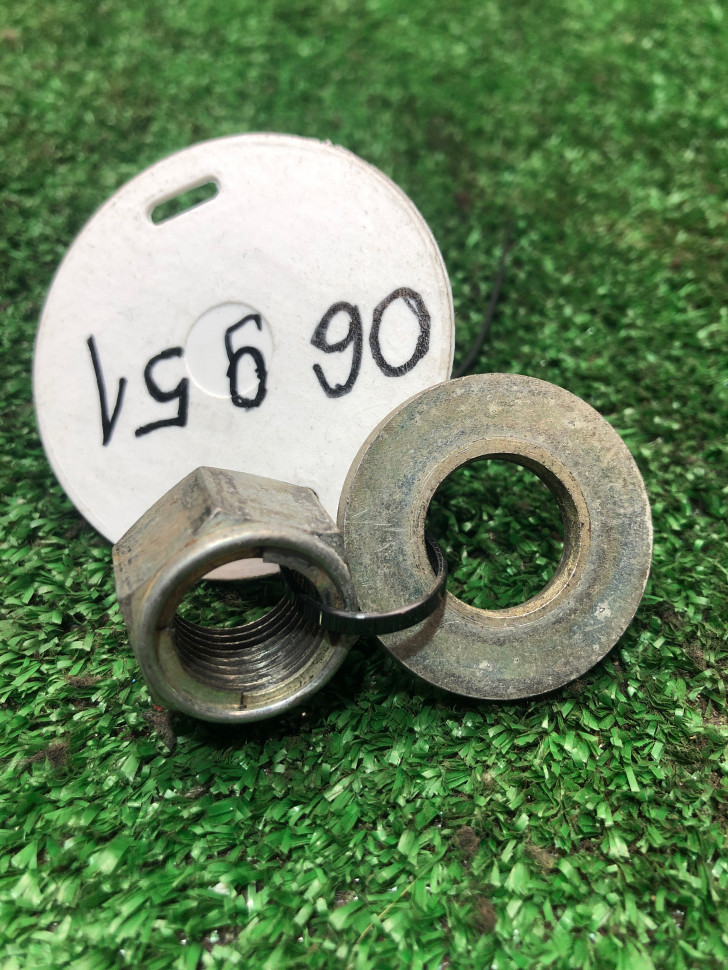 Гайка и шайба заднего колеса Suzuki Address A409 v50G