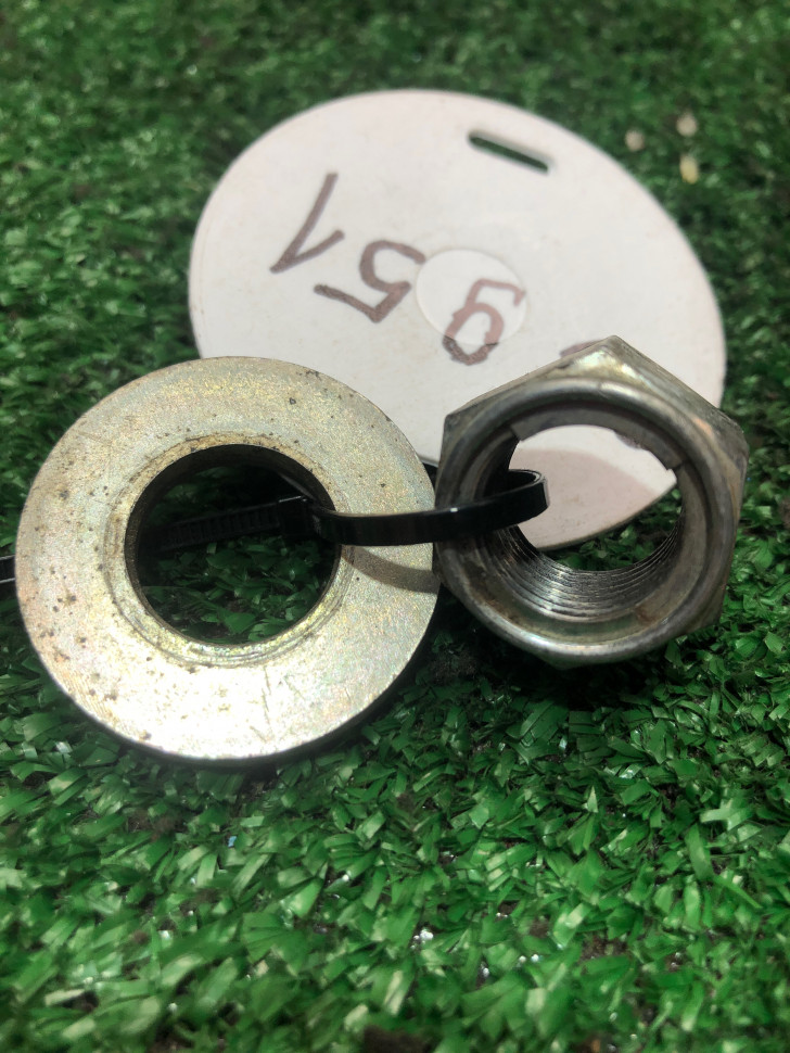 Гайка и шайба заднего колеса Suzuki Address A409 v50G