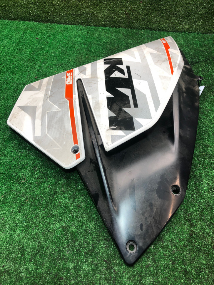 Облицовка боковая левая KTM 390RC