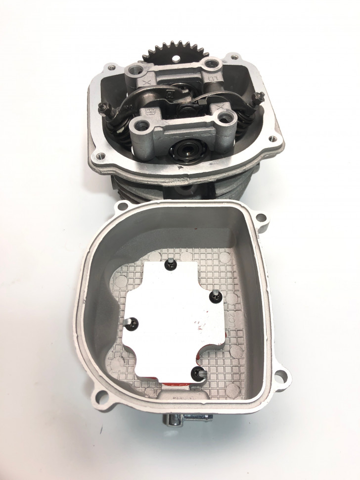 Головка цилиндра 157QMJ, 152QMI d-57.4mm 150cc в сб. (клапана, рокера, распредвал, крышка клапанов)