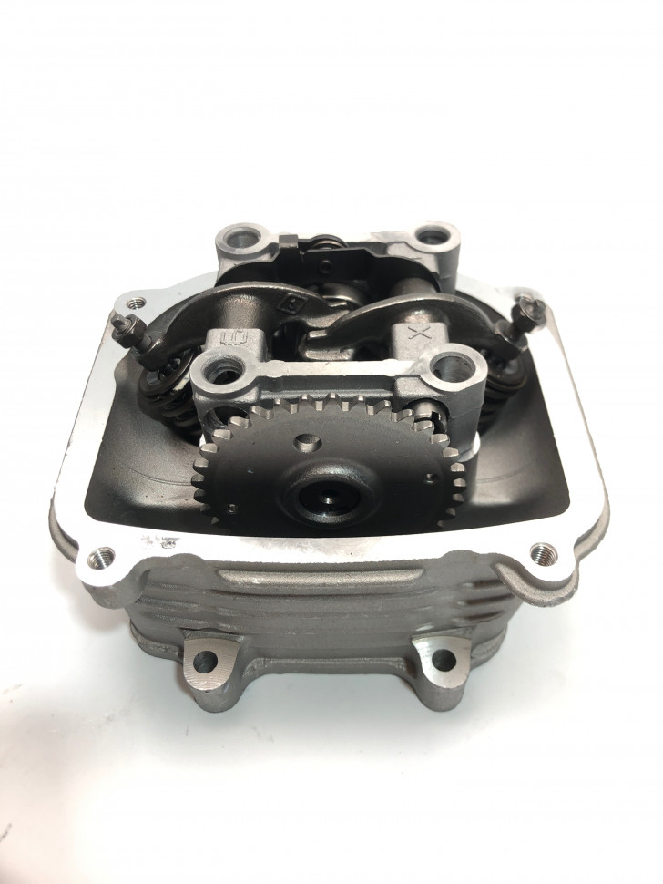 Головка цилиндра 157QMJ, 152QMI d-57.4mm 150cc в сб. (клапана, рокера, распредвал, крышка клапанов)